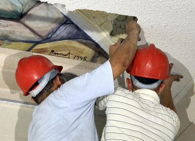 Develan dos murales del pintor cubano Domingo Ravenet, intactos después de permanecer ocultos por 40 años
