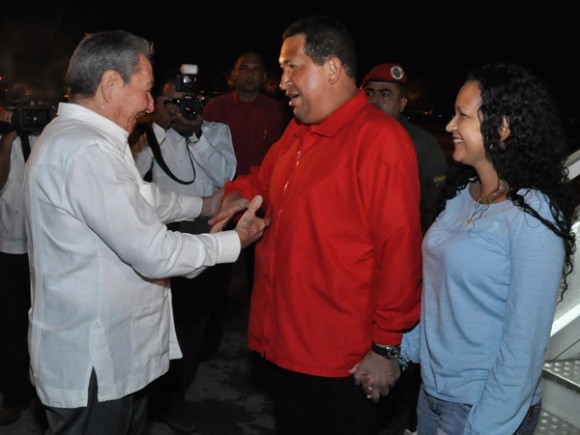 Llegó Chávez a Cuba y fue recibido por Raúl