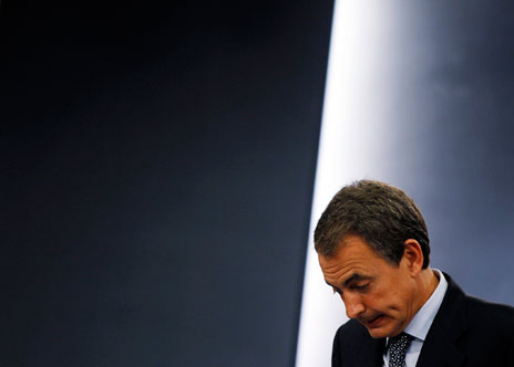 ¡Zapatero a tus zapatos!, dijo El País y el aludido obedeció