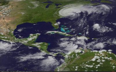 Irene deja ocho muertos y permanecerá como huracán hasta noche del domingo