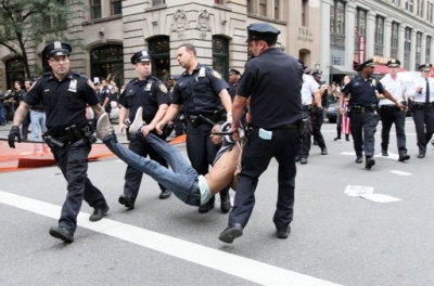 Fuerte represión policial contra Indignados de Wall Street (+ FOTOS)