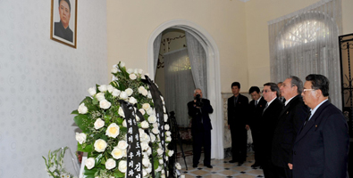 Firma Raúl libro de condolencias por fallecimiento del compañero Kim Jong IL(+Video)