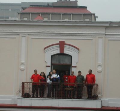 Presidente Chávez desde el Balcón del Pueblo:  He decidido nombrar un comando especial antigolpe. Ya está funcionando