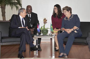 Se reúnen Raúl Castro y la Presidenta de Brasil