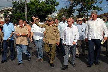 Raúl Castro honra a Frank País y a mártires de la Revolución