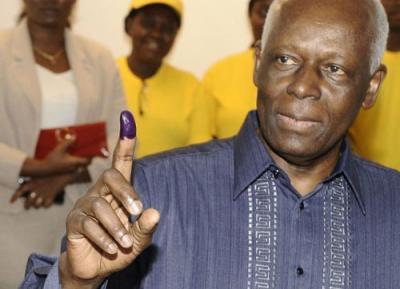 Reelecto José Eduardo dos Santos presidente de Angola