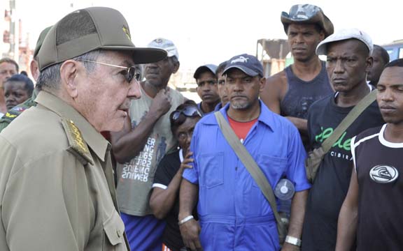 #CubaVa Recorre Raúl zonas afectadas de Santiago de #Cuba