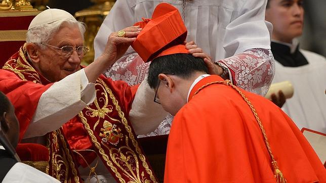 El Papa «crea» seis nuevos cardenales electores para mitigar la abrumadora mayoría italiana