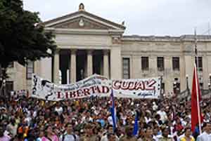 Jóvenes cubanos rinden tributo a estudiantes de medicina asesinados por el colonialismo español