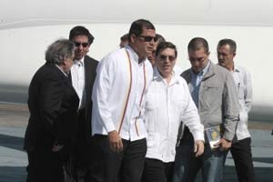 Presidente ecuatoriano se encuentra en #Cuba para visitar a Hugo #Chávez