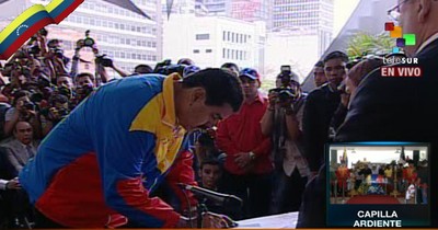 Nicolás #Maduro entrega el Plan de la Patria y se inscribe como candidato presidencial