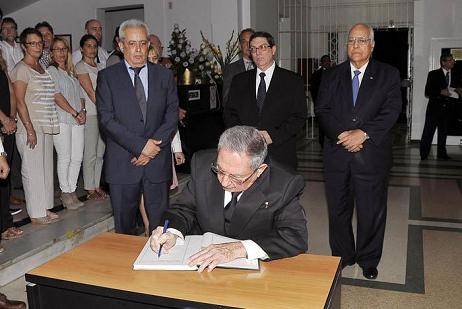 #Cuba Firmó Raúl Castro libro de condolencias en la Embajada francesa
