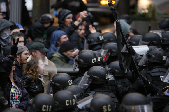 Un manifestante es rociado en la cara con gas pimienta en una  protesta de Occupy Portland. (Randy L. Rasmussen / The Oregonian La)