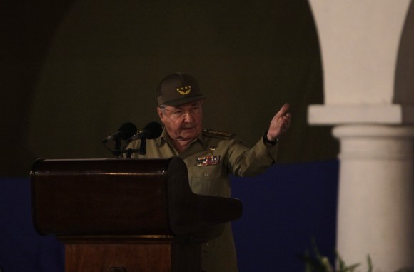 Raúl Castro interviene en el Acto Central por el 55 Aniversario de la Revolución Cubana en el Parque Céspedes, de Santiago de Cuba, el 1 de enero de 2014. Foto: Ismael Francisco/ Cubadebate. 