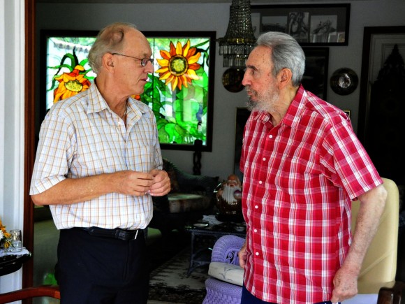 Fidel Castro y Michel Chossudovsky (derecha). Foto: Estudios  Revolución
