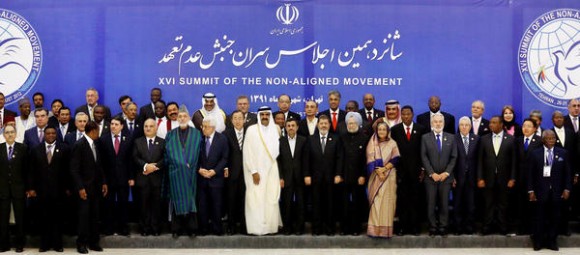 Líderes y delegados del Movimiento de Países No Alineados (NOAL), posan para la foto oficial de la XVI  cumbre de los  No Alineados (NOAL), en la ciudad de Teherán, Irán, el 30 de agosto de 2012.  AIN      FOTO/MEHR NEWS/RAOUF MOHSENI/AFP