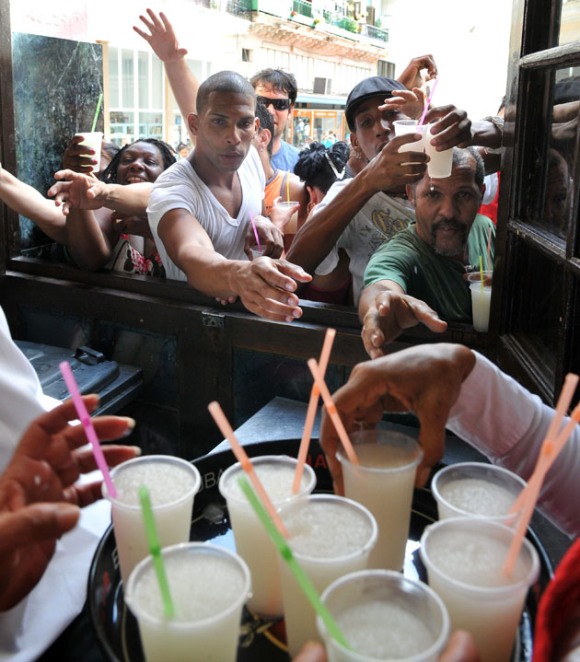 El público presente disfruta de la popular bebida. Foto: EFE/ Stringer
