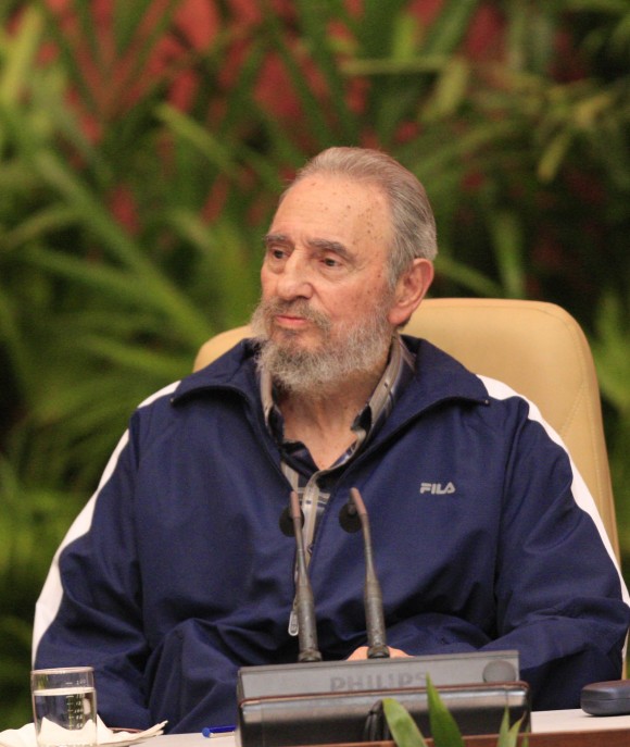 Con un cerrado aplauso los delegados al Sexto Congreso recibieron a Fidel Castro