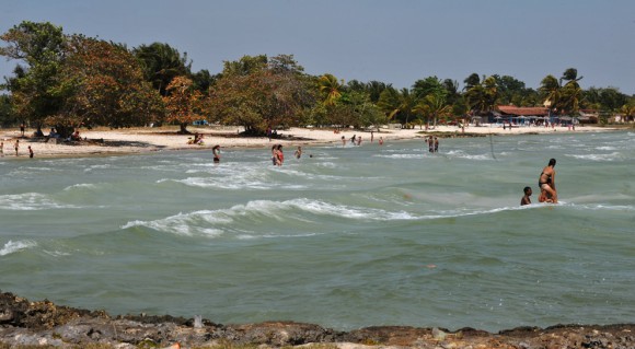 ubans nadar en Playa Larga, en la Bahía de Cochinos, la provincia de Matanzas, Cuba, el 17 de abril. Playa Larga fue una de las playas donde desembarcaron los invasores en abril de 1961. (Adalberto Roque / AFP / Getty Images) # 