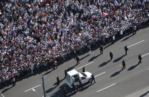 Benedicto XVI llega a la Plaza de la Revolución. Foto: Ismael Francisco/ Cubadebate