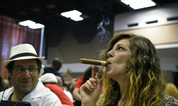 Una muchacha fuma un puro en el XIII Festival del Habano, el 23 de febrero en La Habana. (Adalberto Roque / AFP / Getty Images)