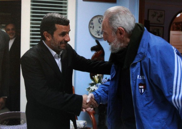 La presidencia de Irán divulgó este jueves imágenes de la visita  del presidente de ese país, Mahmud Ahmadinejad, con el líder de la  revolución cubana Fidel Castro en La Habana.