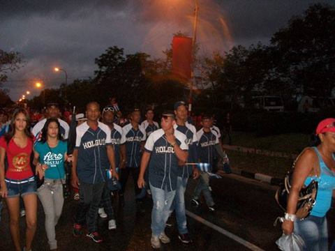 El equipo de béisbol de Holguín estuvo presente en el desfile en el territorio oriental. Foto: Luis Ernesto Ruiz Martínez/Publicada en Facebook