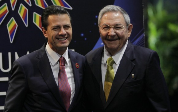 Raúl Castro y Enrique Peña Nieto, Presidente de México, en el recibimiento a mandatarios de CELAC. Foto: Ismael Francisco/Cubadebate