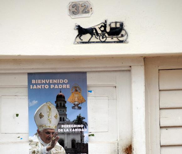 Carteles de bienvenida al Papa se han colocado en numerosas ciudades de Cuba, Bayamo, Foto: Ismael Francisco/Cubadebate.