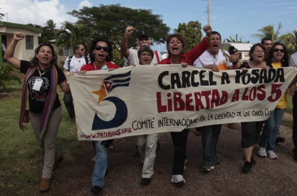 Delegados al coloquio internacional contra el terrorismo y por la  liberacion de los 5 cubanos presos en carceles nortemaericanas en Boca  de Sama Holguin. Foto: Ismael Francisco
