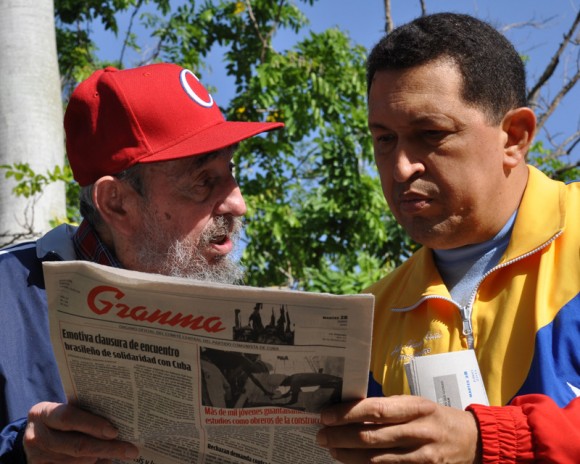 Fraternal encuentro entre Chávez y Fidel. Foto: Estudio  Revolución