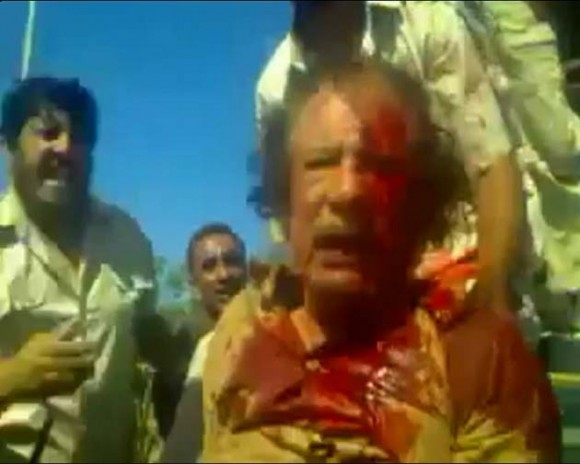 Las imágenes son parte del video que muestra los últimos minutos  de vida del exlíder libio, Muamar Gadafi, quien fue capturado por los  rebeldes que le dieron muerte, el día de ayer. Foto: Reuters
