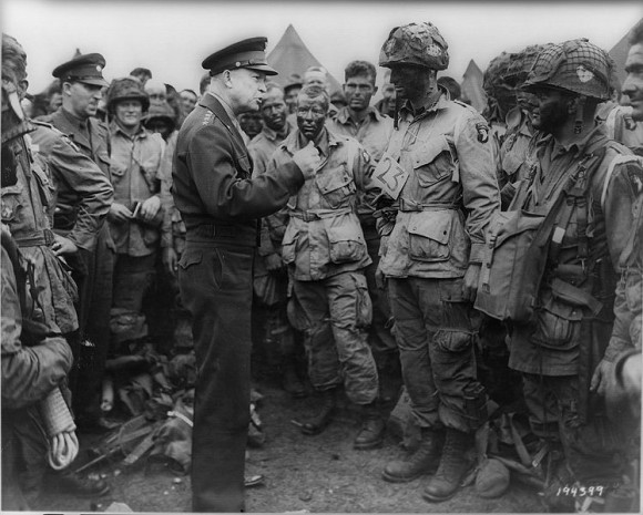 El General Dwight  Eisenhower  habla a las tropas antes del desembarco de Normandía