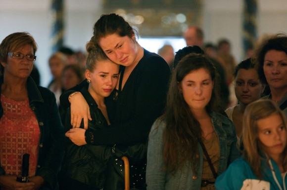 Amigos y seres queridos se reúnen en la catedral de Oslo para  llorar a las víctimas que murieron en los ataques terroristas en el  centro de Oslo y en la Isla de Utoya el 24 de julio.
