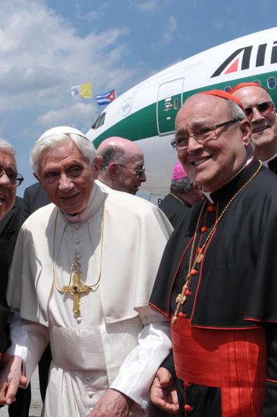 El Papa Benedicto XVI es recibido por el Cardenal Jaime Lucas Ortega Alamino, Arzobispo de La Habana, en el aeropuerto internacional José Martí, en La Habana, Cuba el 27 de marzo de 2012. AIN FOTO/Marcelino VÁZQUEZ HERNÁNDEZ