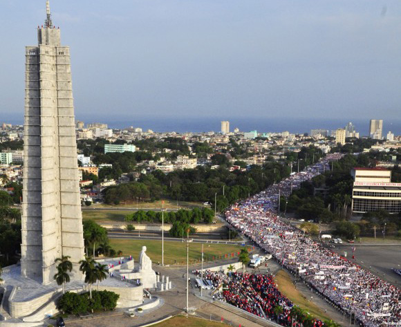 Vibrante desfile del pueblo habanero por la Plaza de la Revolución. Foto: Roberto Garaycoa Martínez/Cubadebate