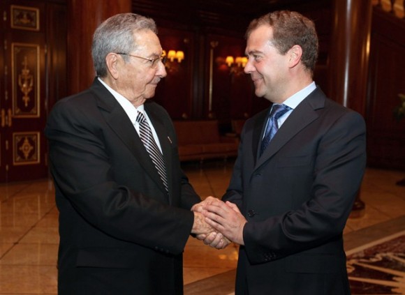 El presidente de los Consejos de Estado y de Ministros de Cuba, General de Ejército Raúl Castro Ruz, se reunió con el primer ministro ruso, Dimitri Médvedev, 