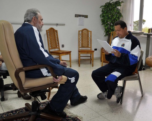 Fidel Castro y Hugo Chávez conversan en La Habana, Cuba, el 3 de  julio de 2011. Foto: Estudios Revolución