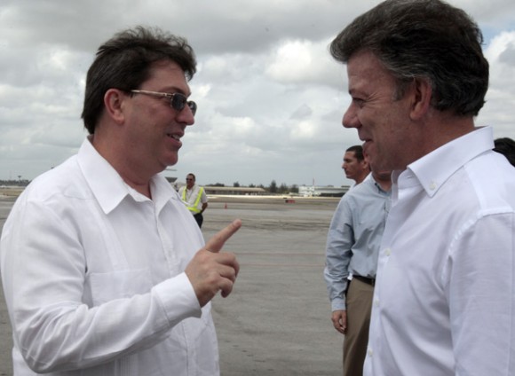 El dignatario y la delegación que lo acompaña fueron recibidos en  la losa del Aeropuerto Internacional José Martí, en esta capital, por   el canciller cubano Bruno Rodríguez Parrilla.
