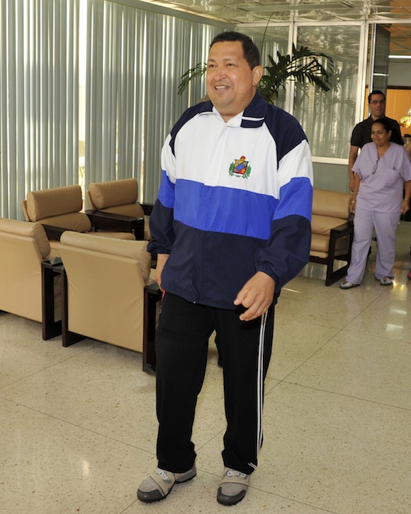 Otra foto de Chávez en plena caminata con sus médicos y  enfermeras. Foto: Estudios Revolución