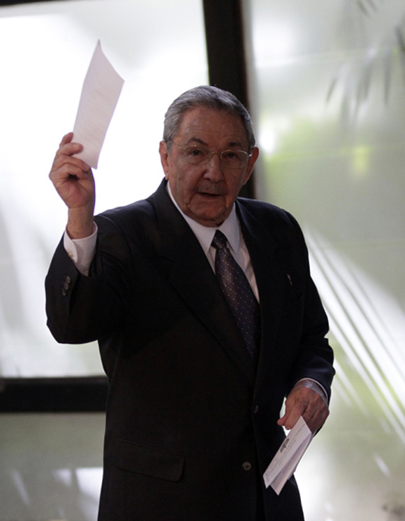 Raúl, al momento de ejercer su voto. Foto: Ismael Francisco.
