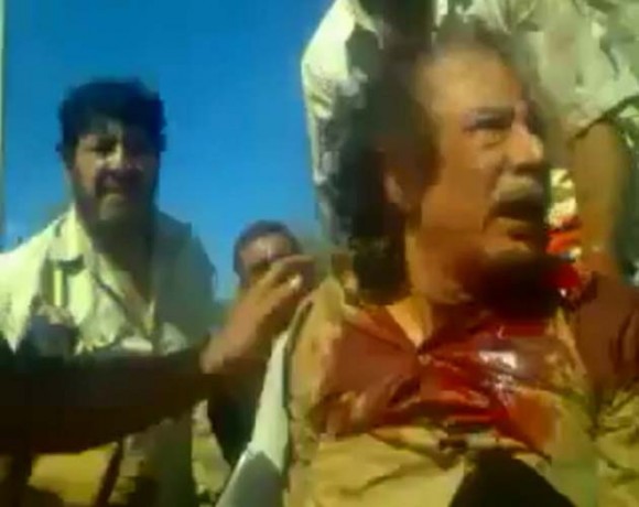 Las imágenes son parte del video que muestra los últimos minutos  de vida del exlíder libio, Muamar Gadafi, quien fue capturado por los  rebeldes que le dieron muerte, el día de ayer. Foto: REuters