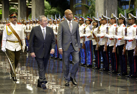 Recibe Raúl Castro, presidente cubano a su homólogo de Haití,  Michel Martelly, en el Palacio de la Revolución. Foto: Ismael Francisco/Cubadebate.