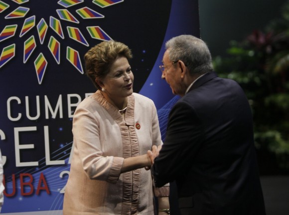 Raúl Castro y Dilma Rousseff, la Presidenta de Brasil, en el recibimiento a mandatarios de CELAC. Foto: Ismael Francisco/Cubadebate