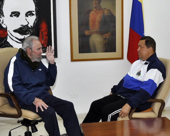 Fidel visita a Chávez en el hospital. Foto: @izarradeverdad, vía  Twitter